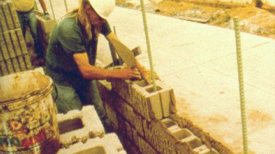 Mortar with proper workability sticks to the trowel and holds at head joints.
