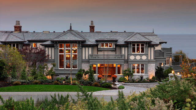 The house showcases hand-split natural stone roofing. Natural stone wall claddings and pillars were also used, and for the driveway and pathways, natural cobblestone and tile were used.