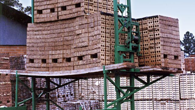 Shown are 2,800 bricks – don’t try this at home. One crank-up scaffold manufacturer uses ultra-high-strength steel in its towers to gain a high load capacity, while keeping the towers light and easy to handle.